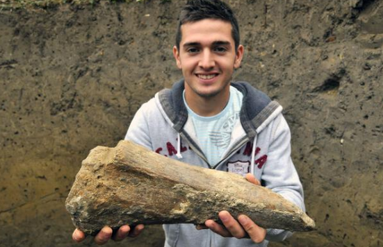 A young man discovered in his yard in a 2 meter deep hole that is believed to have found a mammoth bone that is more than 45 million years old.nb