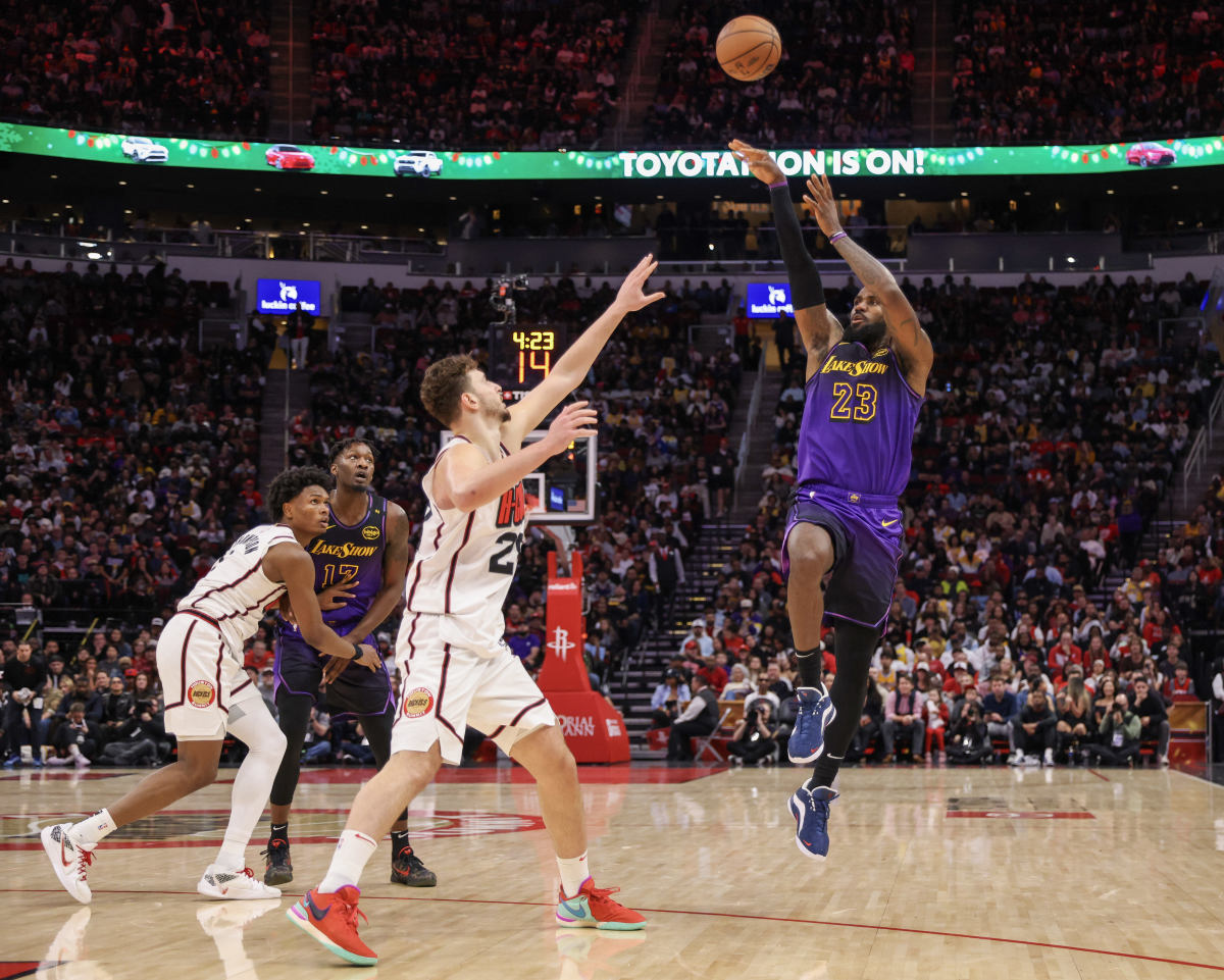 LeBron James Furious: Sends Stern Message to Referees After Ignored Timeout Call Costs Lakers Another Devastating Loss!